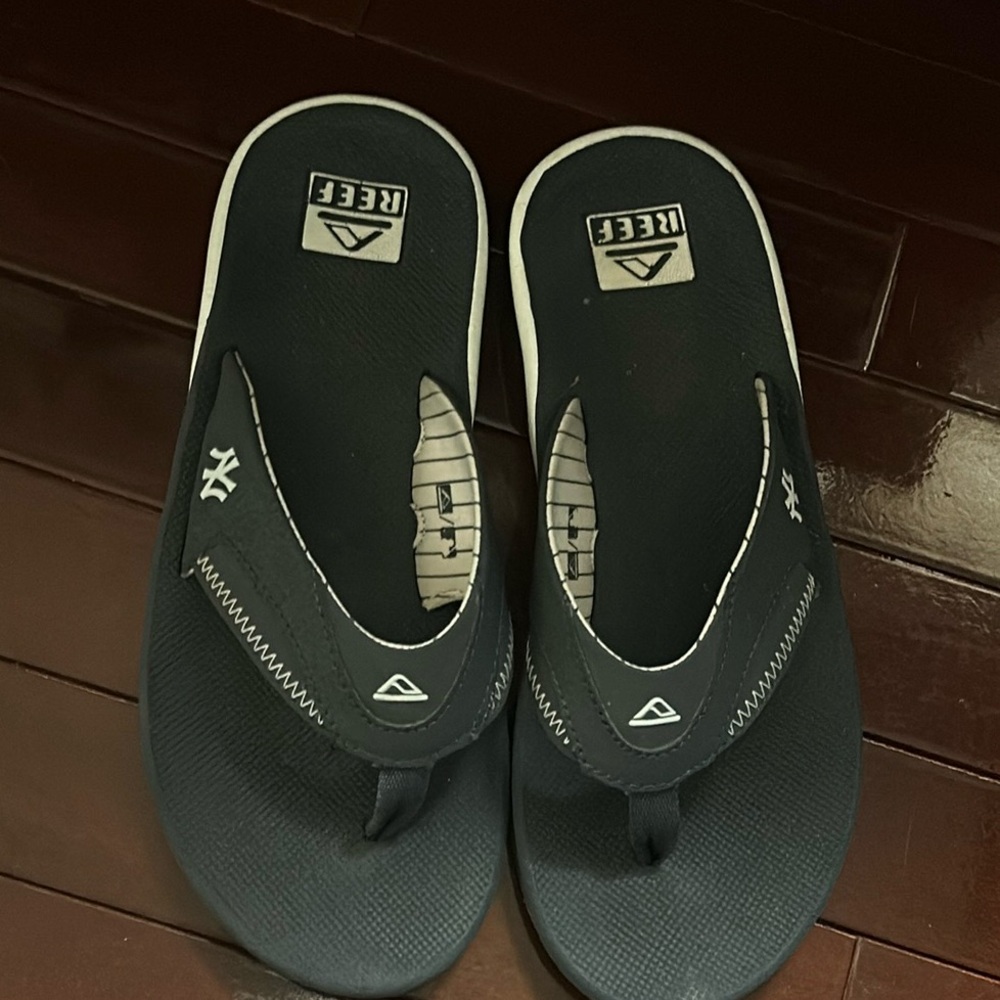 NY Yankees Reef Men’s flip flops - sz 10